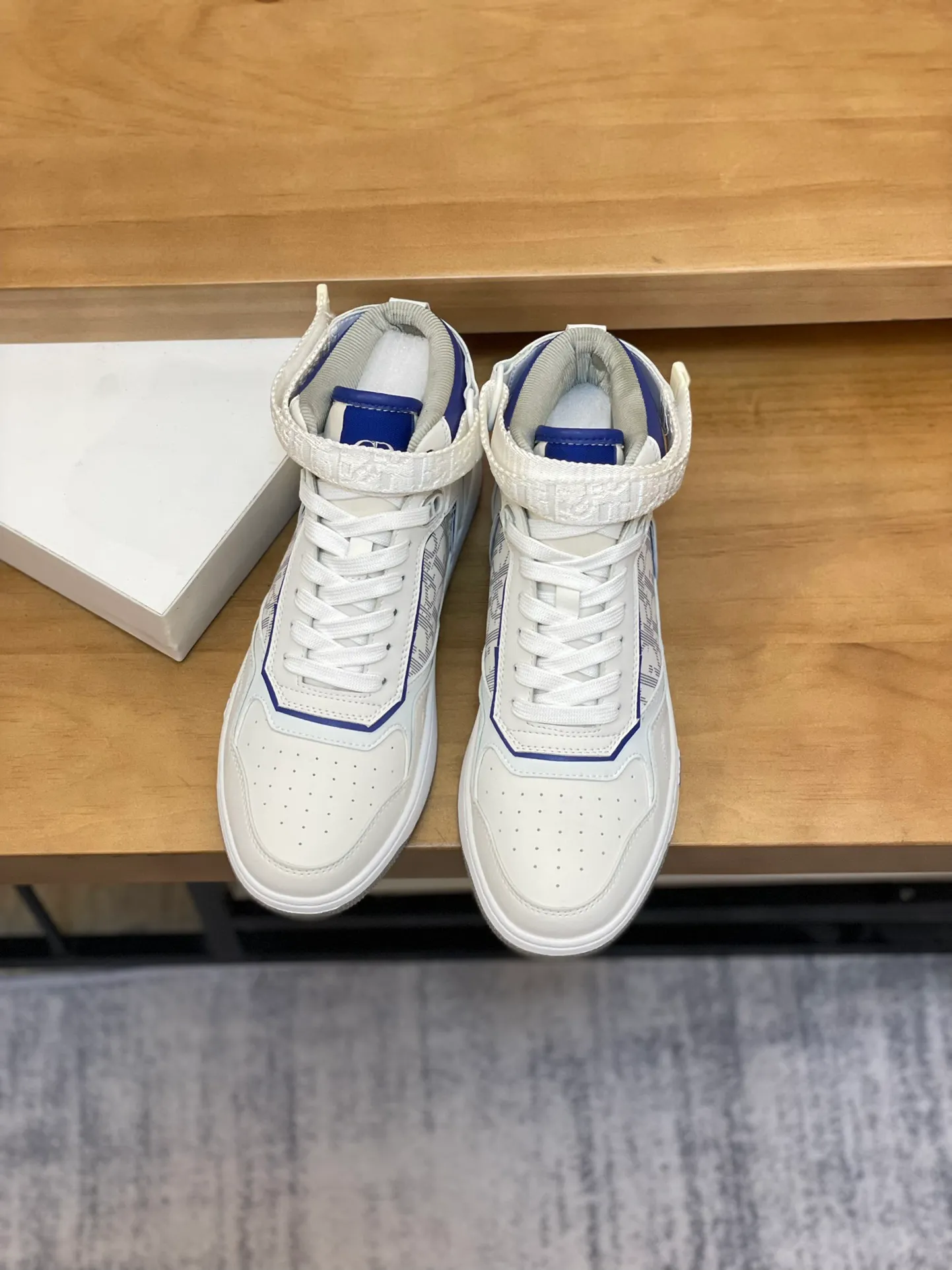 Men's shoes: 💰P460¥ Product trademark: Dior* "Dior*" high-top casual shoes Regular size: 38-44 (can be customized to 45.46) Product materials: Upper imported cowhide stitched with original fabric, breathable lining, original outsole. Number: 1006